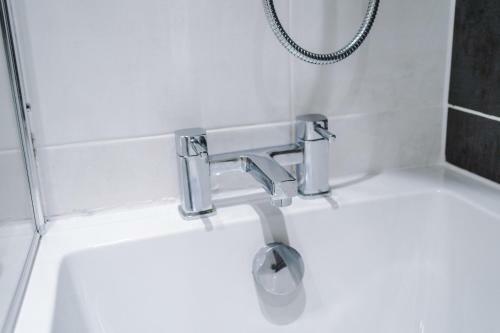 ?onpoint - Modern 2 Bed Apartment Close To Centre?