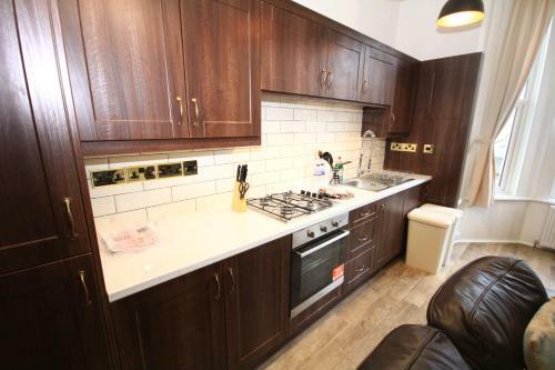 Great West Road Apartments [ Flat B ]