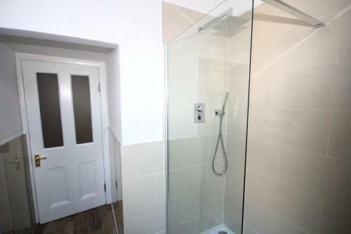 Great West Road Apartments [ Flat B ]