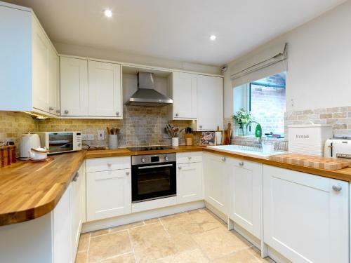 Stunning Ironbridge Courtyard House With A Garden!