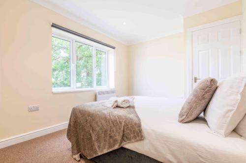 Uxbridge Apartments - 3 Double Bedrooms & Free Parking