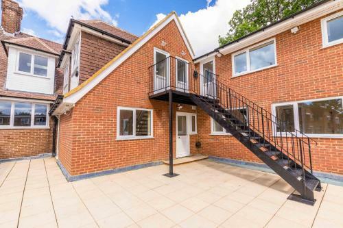 Uxbridge Apartments - 3 Double Bedrooms & Free Parking