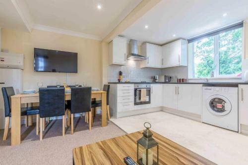 Uxbridge Apartments - 3 Double Bedrooms & Free Parking