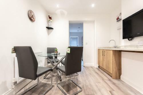6 Bedroom House - Perfect For Professional Stays