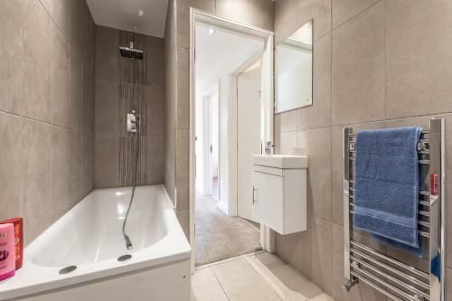 6 Bedroom House - Perfect For Professional Stays