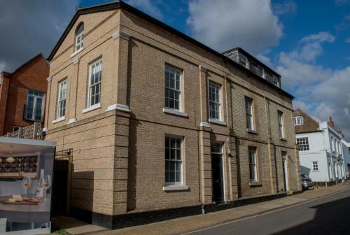 Toothbrush Apartments - 2 Bed/2 Bath House With Parking, Town Centre