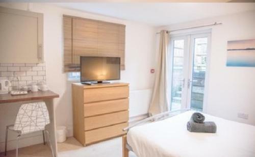 Hostal Stunning Refurbished Room - Private Patio! - Room 3