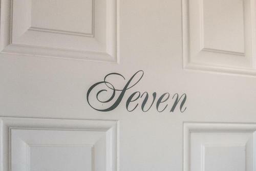 Hostal Stunning Designer Room - Ensuite - Room 7
