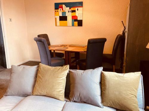 Charming Spacious Apartment, Kidderminster