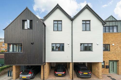 Home With Sea Views Next To The Beach!