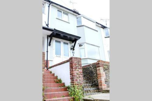 Chic Beach Getaway (sleeps 6) - 4min Walk To Beach