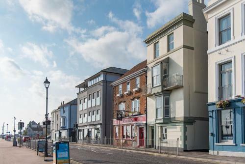 Pier View - Beautiful Sea View Apartment In Deal