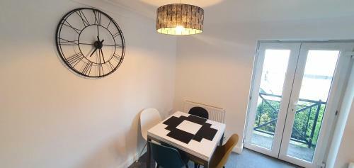 Garland Apartment, Greenhithe 5 - Netflix & Music