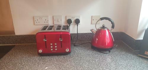 Garland Apartment, Greenhithe 5 - Netflix & Music