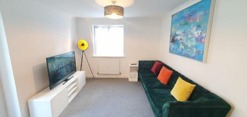 Garland Apartment, Greenhithe 5 - Netflix & Music