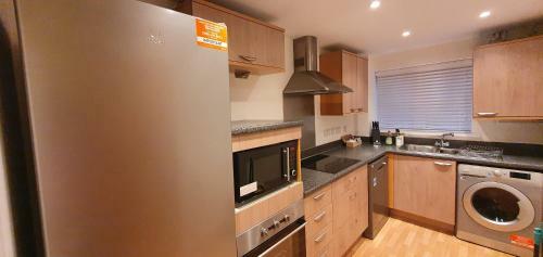 Garland Apartment, Greenhithe 5 - Netflix & Music