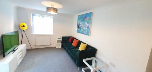 Garland Apartment, Greenhithe 5 - Netflix & Music