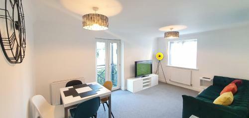 Garland Apartment, Greenhithe 5 - Netflix & Music