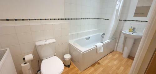 Garland Apartment, Greenhithe 5 - Netflix & Music