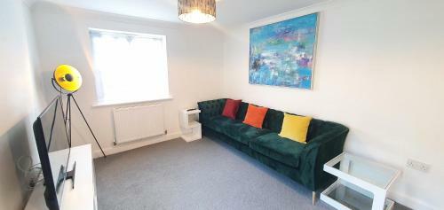 Garland Apartment, Greenhithe 5 - Netflix & Music