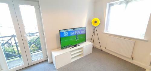 Garland Apartment, Greenhithe 5 - Netflix & Music