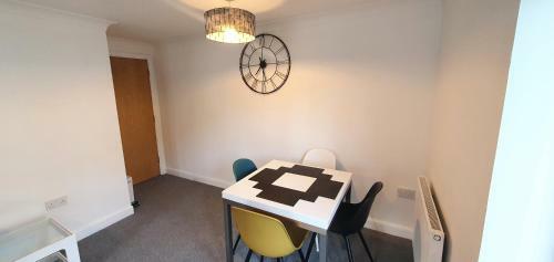 Garland Apartment, Greenhithe 5 - Netflix & Music