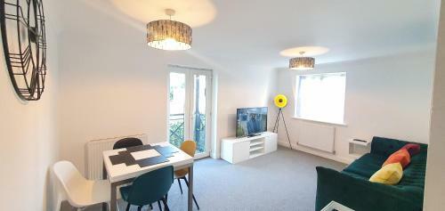 Garland Apartment, Greenhithe 5 - Netflix & Music