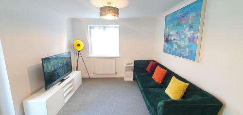 Garland Apartment, Greenhithe 5 - Netflix & Music