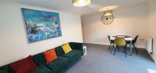 Garland Apartment, Greenhithe 5 - Netflix & Music