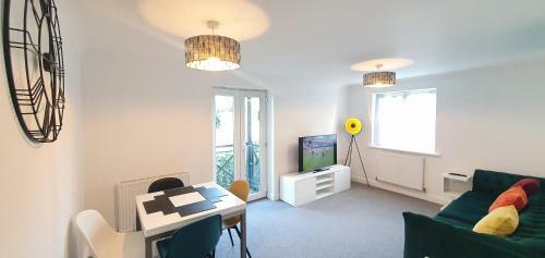 Garland Apartment, Greenhithe 5 - Netflix & Music