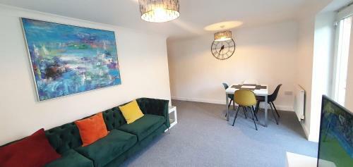 Garland Apartment, Greenhithe 5 - Netflix & Music