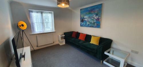 Garland Apartment, Greenhithe 5 - Netflix & Music