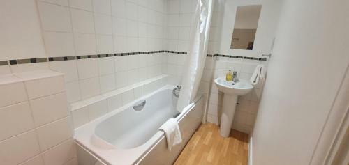 Garland Apartment, Greenhithe 5 - Netflix & Music