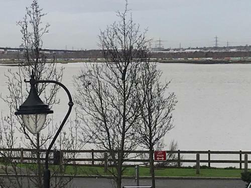 Sterling River View Apartment, Greenhithe 4 With Netflix & Amazon Music