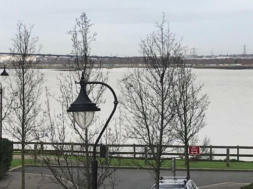 Sterling River View Apartment, Greenhithe 4 With Netflix & Amazon Music