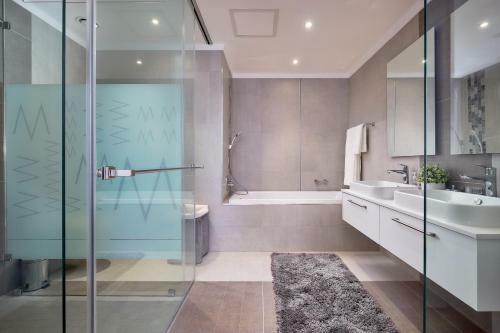 Modern Luxury Fully Furnished Apartment In Sandton
