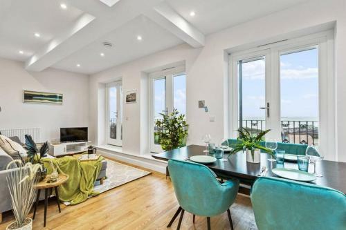 Modern And Bright Seafront Apartment With Balcony