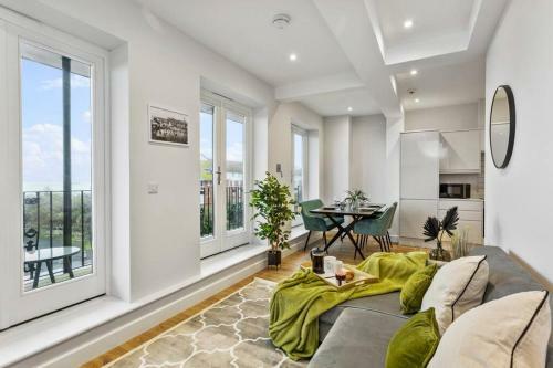 Modern And Bright Seafront Apartment With Balcony