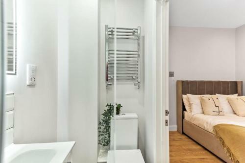 Modern And Bright Seafront Apartment With Balcony