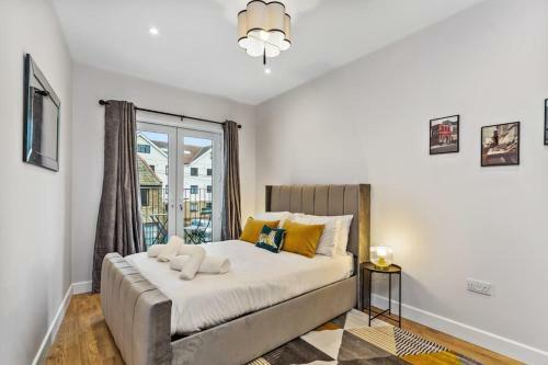 Modern And Bright Seafront Apartment With Balcony