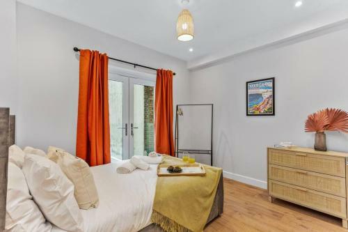 Modern And Bright Seafront Apartment With Balcony