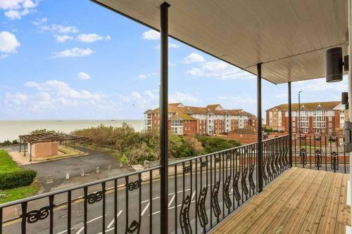 Modern And Bright Seafront Apartment With Balcony