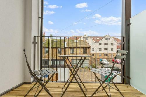 Modern And Bright Seafront Apartment With Balcony