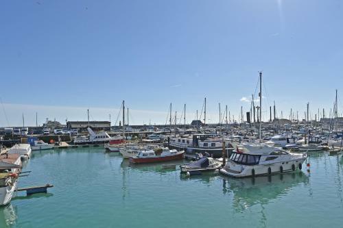 Apartamento Modern & Spacious 2br Apt Seaside Stay