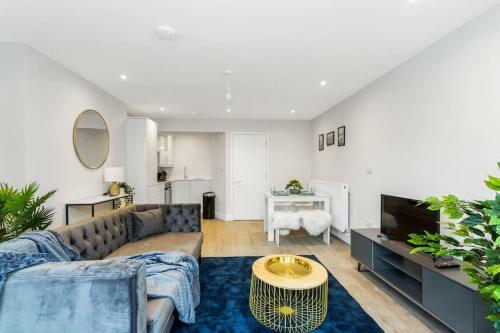 Modern Seaview Apartment With Courtyard