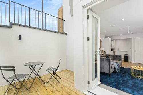 Modern Seaview Apartment With Courtyard