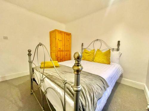 Spacious, Bright, Private 3 Bed Family Home