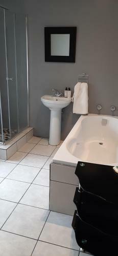 Hostal Suite Oaks Bryanston -blue Starling X King Suite
