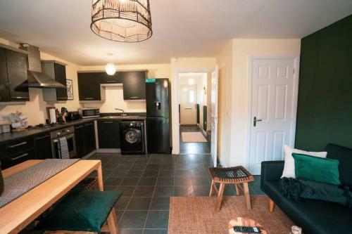 Specious Stylish Home - Suitable For Contractors