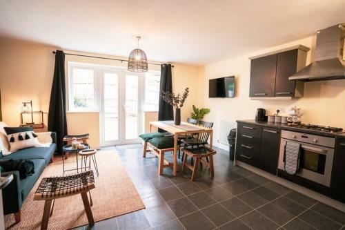 Specious Stylish Home - Suitable For Contractors